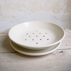 Assiette égouttoir blanche en grès naturel de la Manufacture de Digoin, art de la table, maison et objet